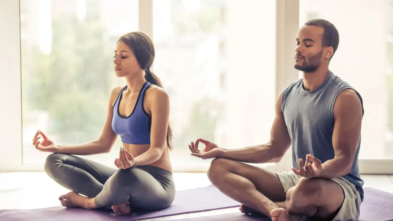 5 Simple Yoga Poses to Do in the Morning (1)